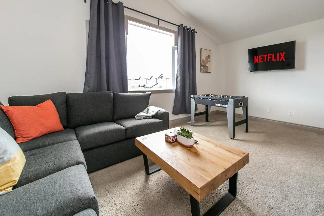 Lakeview Luxury Home - Double Garage Parking - Foosball Table - King Beds - Fast Wi-Fi -Free Netflix Edmonton 0*,  Kanada