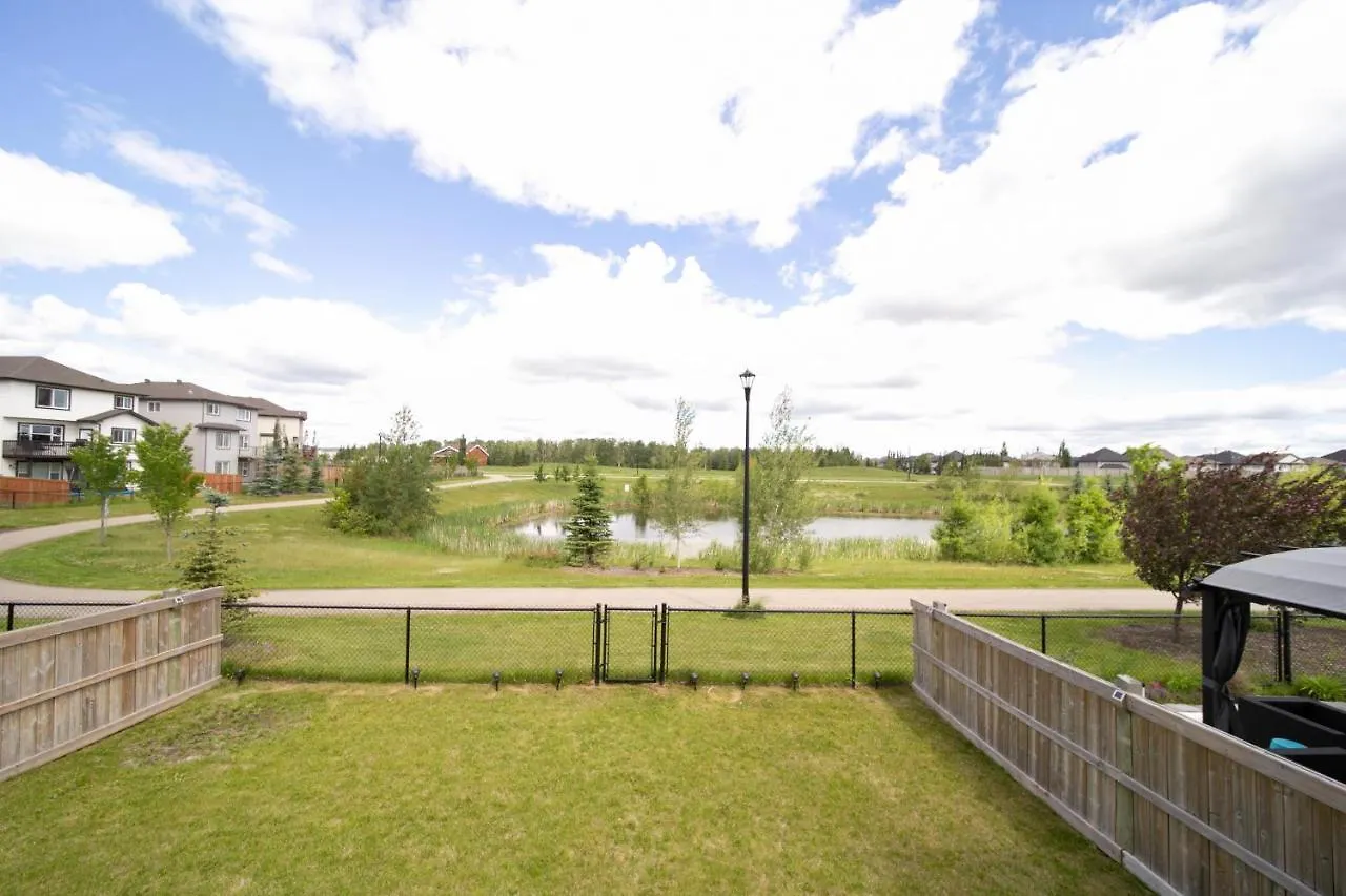 Lakeview Luxury Home - Double Garage Parking - Foosball Table - King Beds - Fast Wi-Fi -Free Netflix Edmonton Dom wakacyjny