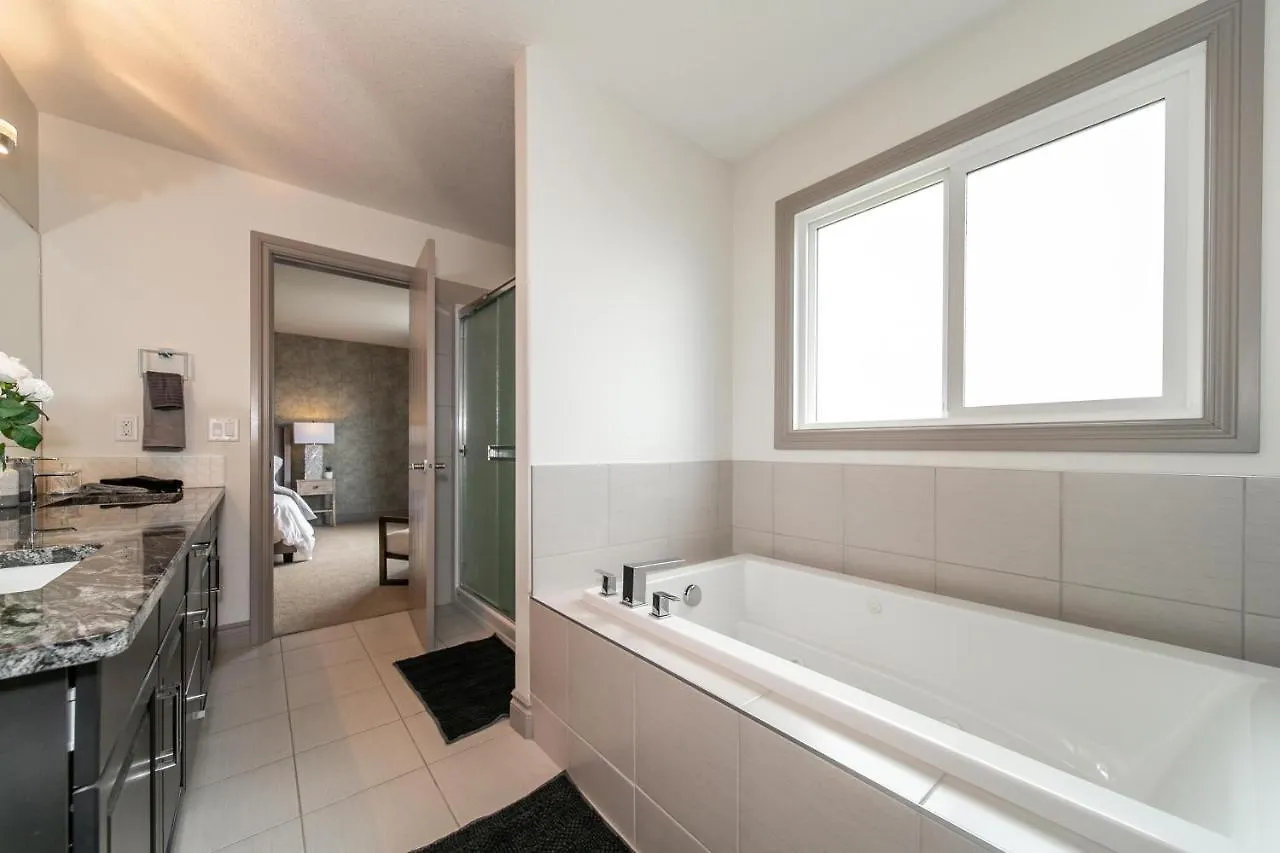 Lakeview Luxury Home - Double Garage Parking - Foosball Table - King Beds - Fast Wi-Fi -Free Netflix Edmonton 0*,  Kanada