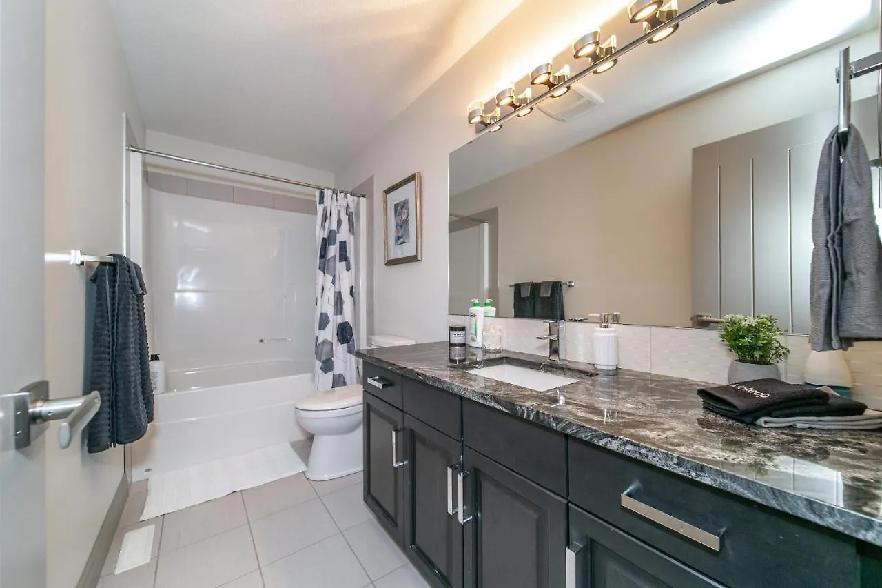 Dom wakacyjny Lakeview Luxury Home - Double Garage Parking - Foosball Table - King Beds - Fast Wi-Fi -Free Netflix Edmonton