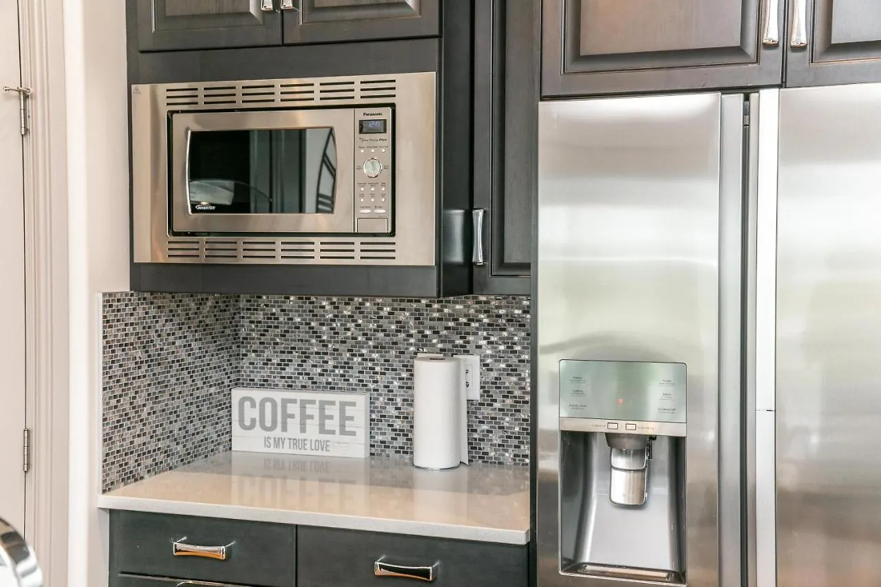 Lakeview Luxury Home - Double Garage Parking - Foosball Table - King Beds - Fast Wi-Fi -Free Netflix Edmonton Kanada