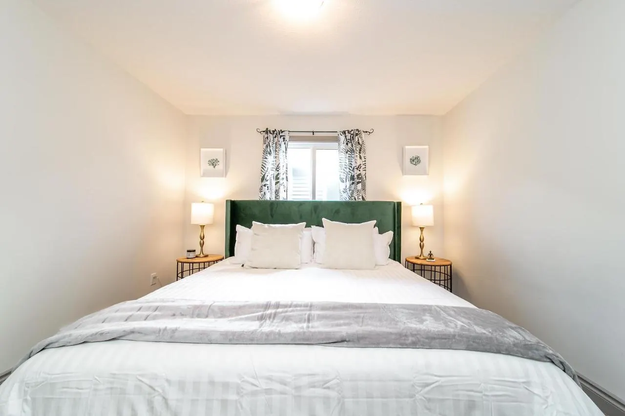 Lakeview Luxury Home - Double Garage Parking - Foosball Table - King Beds - Fast Wi-Fi -Free Netflix Edmonton 0*,  Kanada