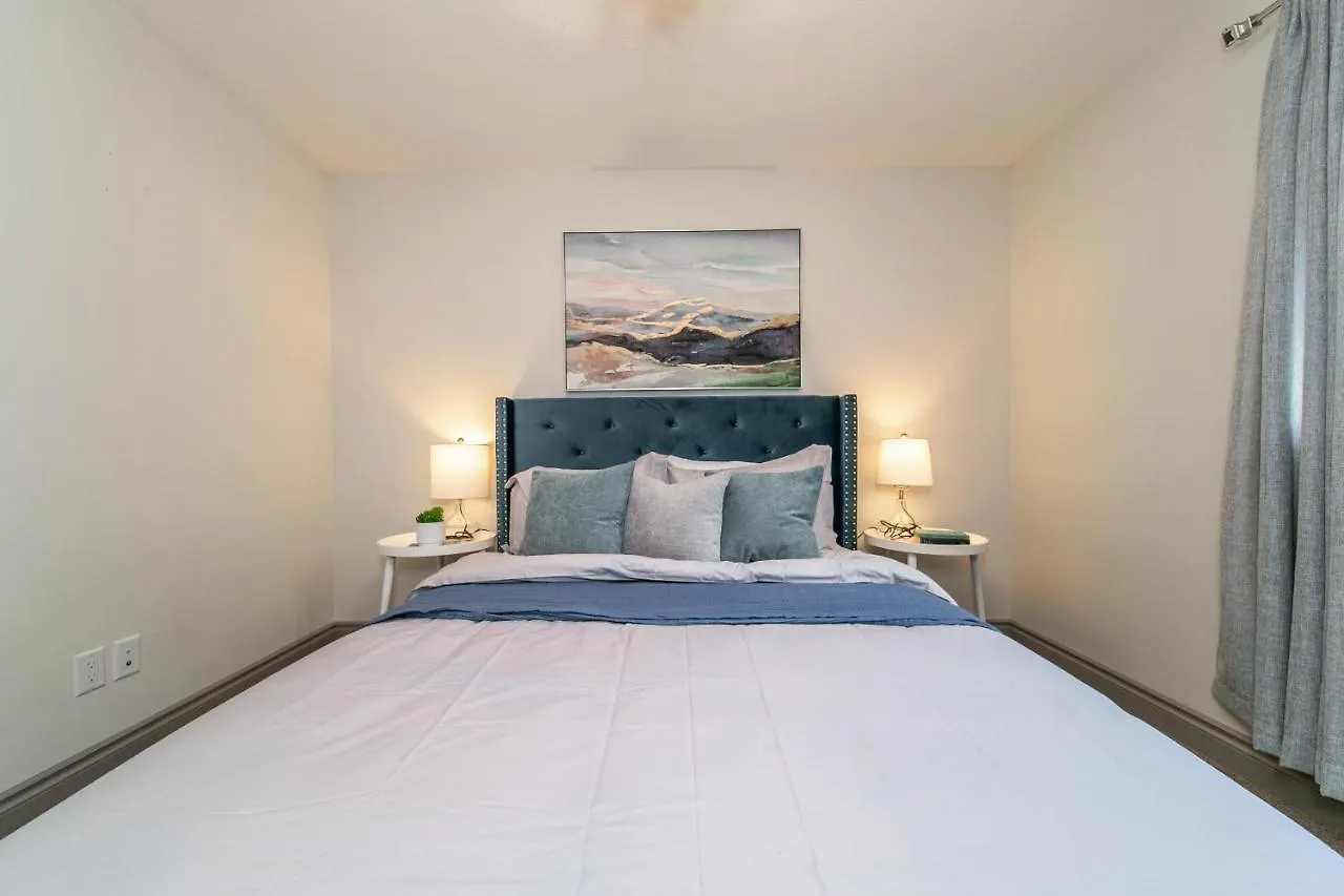 Lakeview Luxury Home - Double Garage Parking - Foosball Table - King Beds - Fast Wi-Fi -Free Netflix Edmonton Dom wakacyjny