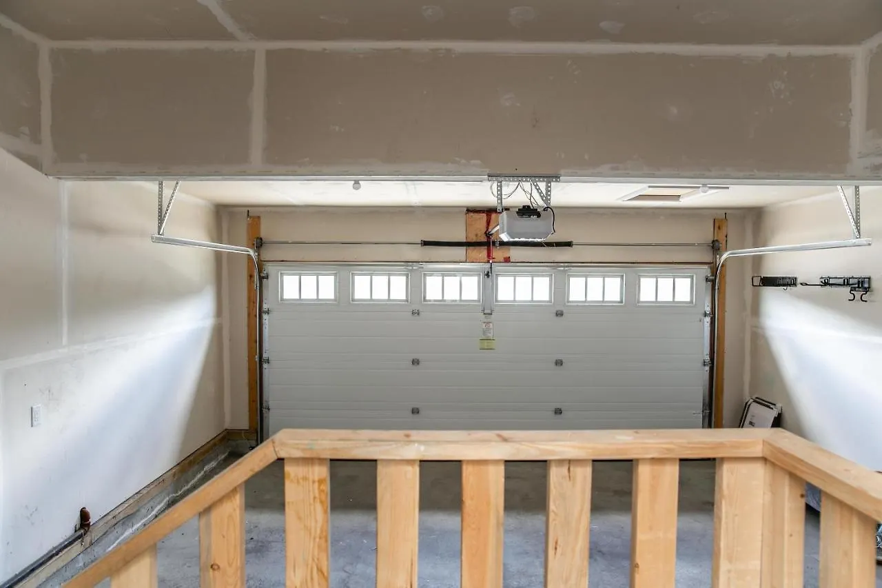 Lakeview Luxury Home - Double Garage Parking - Foosball Table - King Beds - Fast Wi-Fi -Free Netflix Edmonton Dom wakacyjny