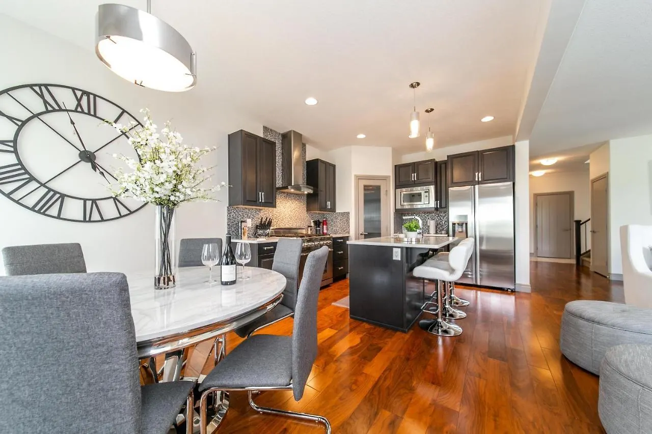 Lakeview Luxury Home - Double Garage Parking - Foosball Table - King Beds - Fast Wi-Fi -Free Netflix Edmonton Dom wakacyjny
