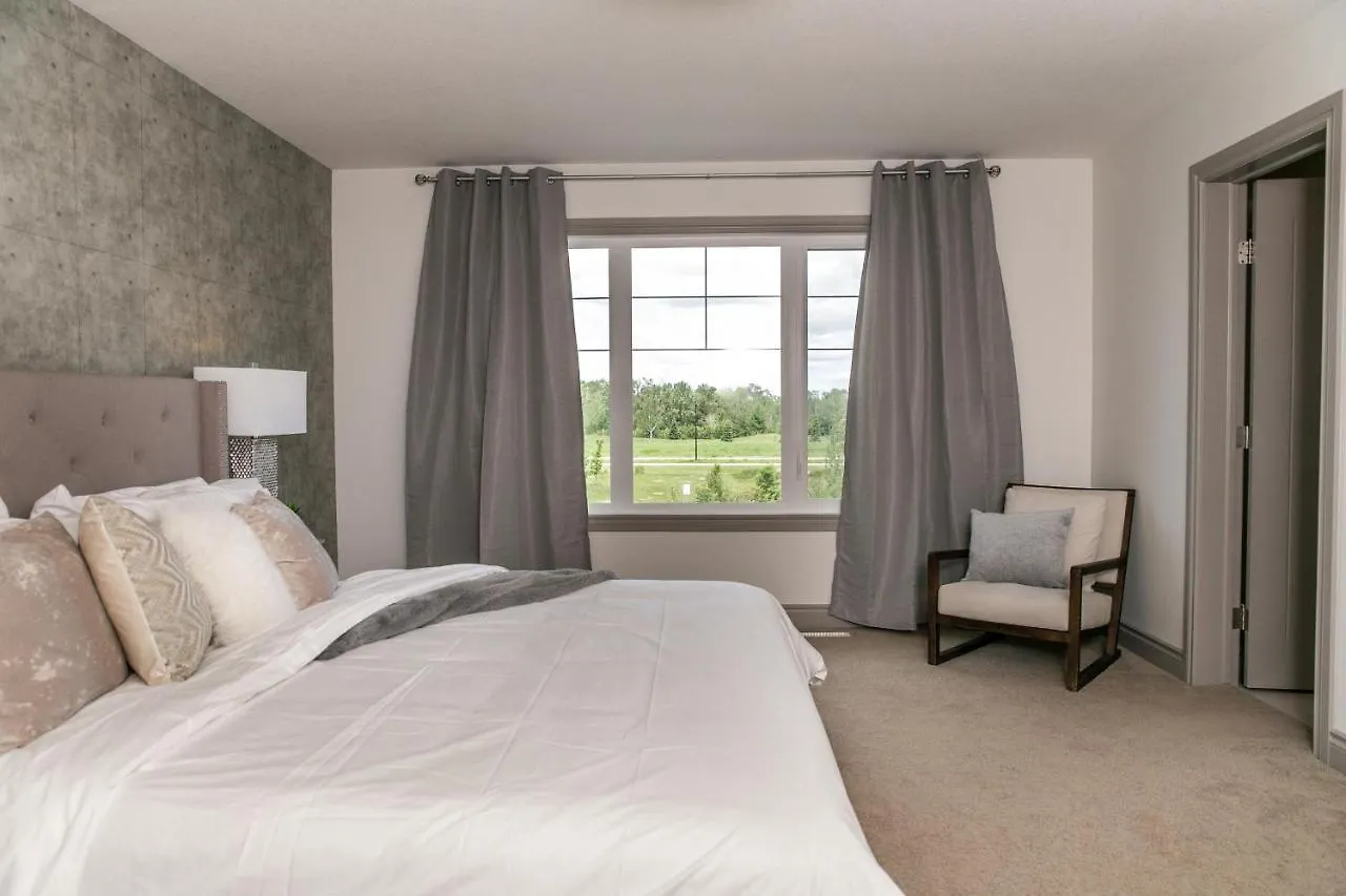 Dom wakacyjny Lakeview Luxury Home - Double Garage Parking - Foosball Table - King Beds - Fast Wi-Fi -Free Netflix Edmonton