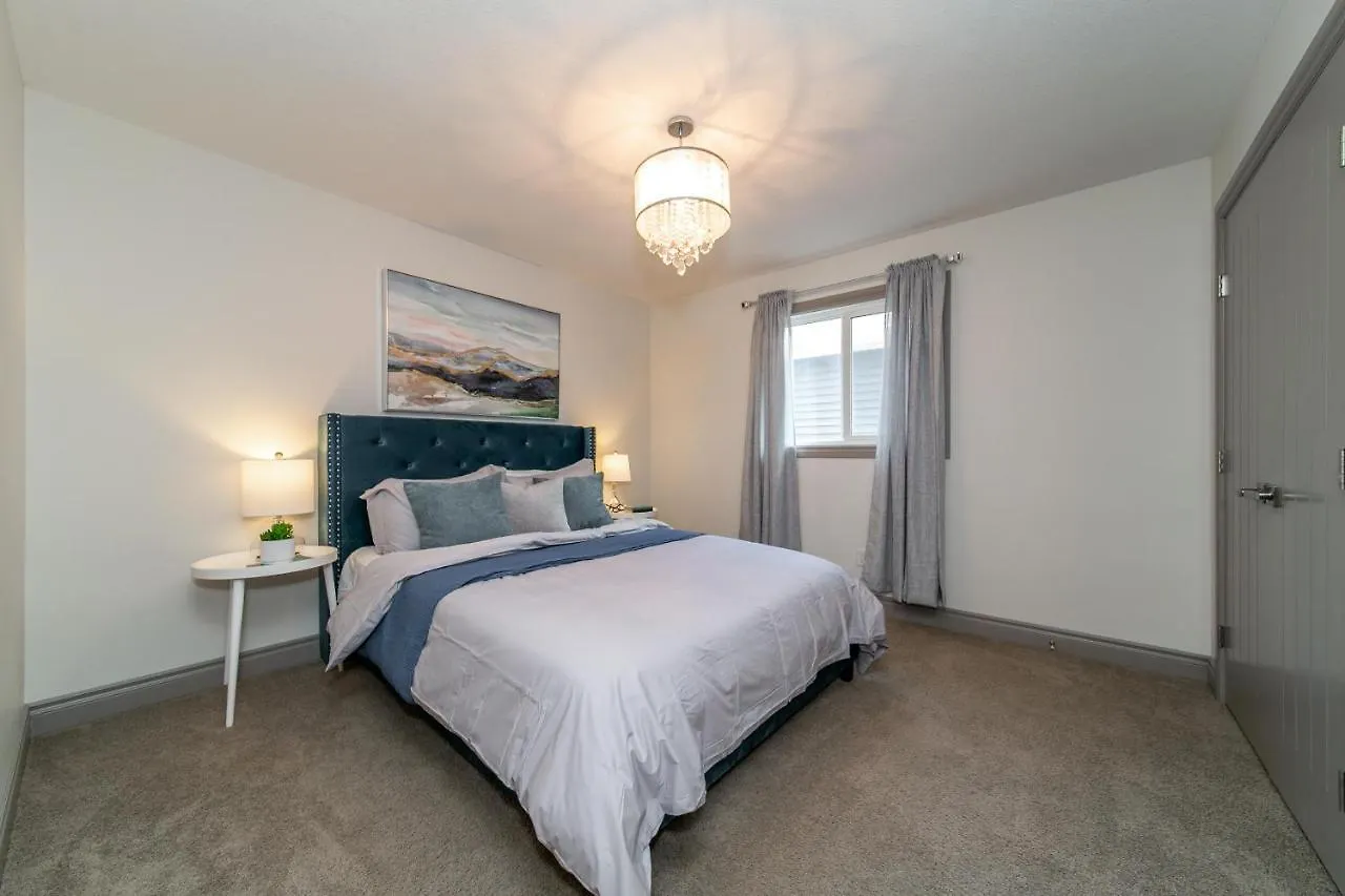 Lakeview Luxury Home - Double Garage Parking - Foosball Table - King Beds - Fast Wi-Fi -Free Netflix Edmonton 0*,  Kanada