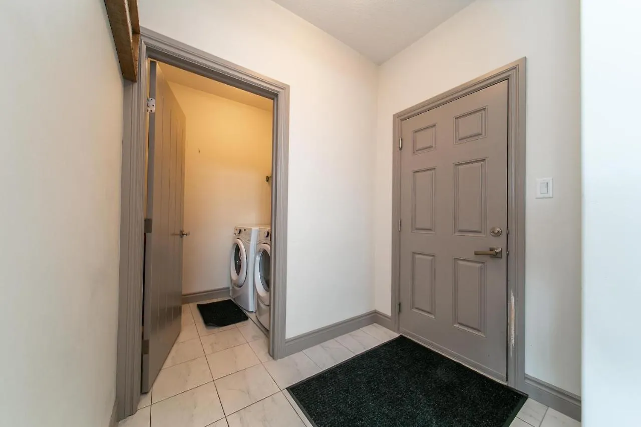 Dom wakacyjny Lakeview Luxury Home - Double Garage Parking - Foosball Table - King Beds - Fast Wi-Fi -Free Netflix Edmonton