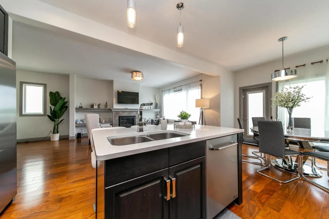 Dom wakacyjny Lakeview Luxury Home - Double Garage Parking - Foosball Table - King Beds - Fast Wi-Fi -Free Netflix Edmonton