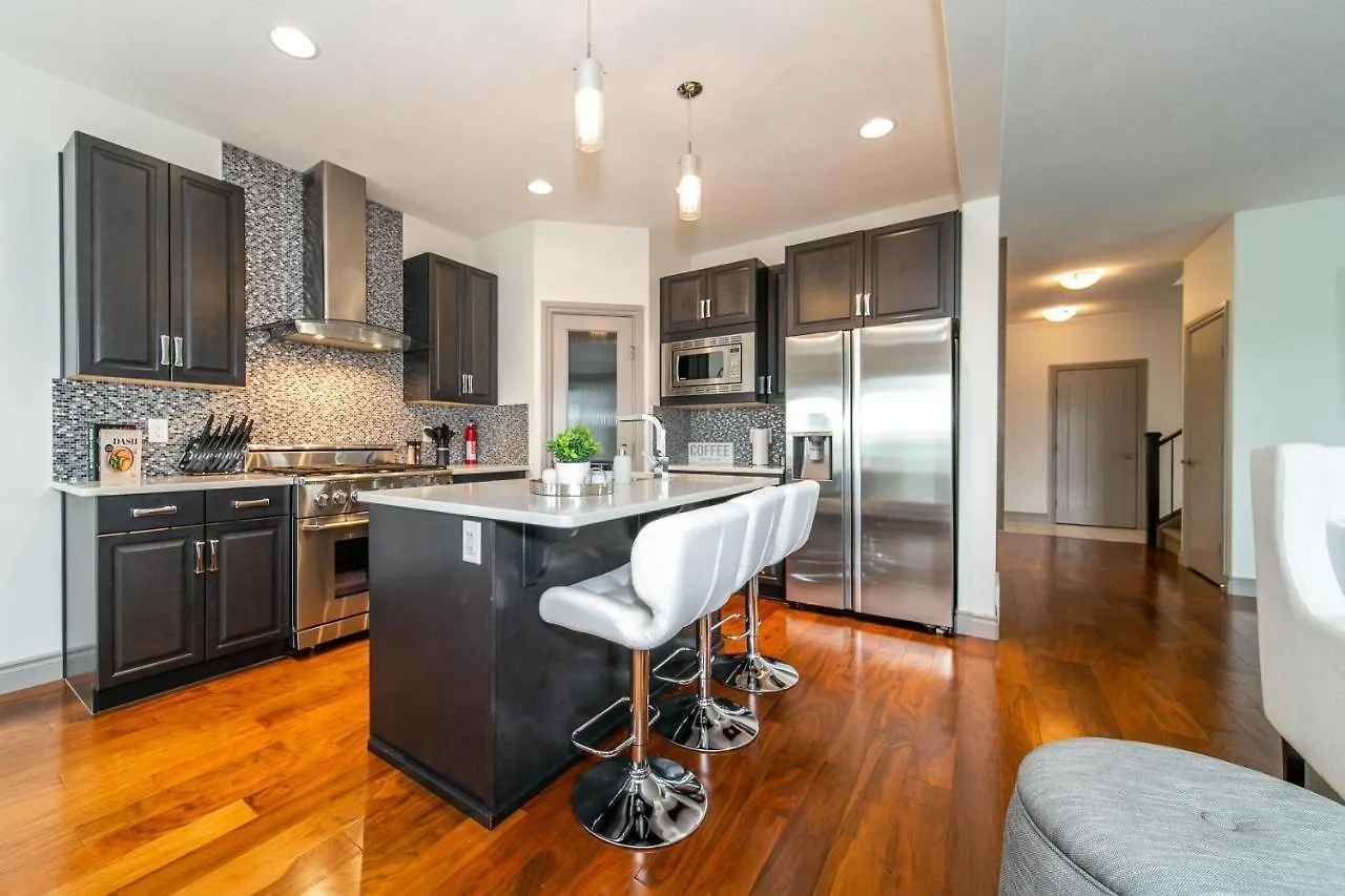 Dom wakacyjny Lakeview Luxury Home - Double Garage Parking - Foosball Table - King Beds - Fast Wi-Fi -Free Netflix Edmonton Kanada