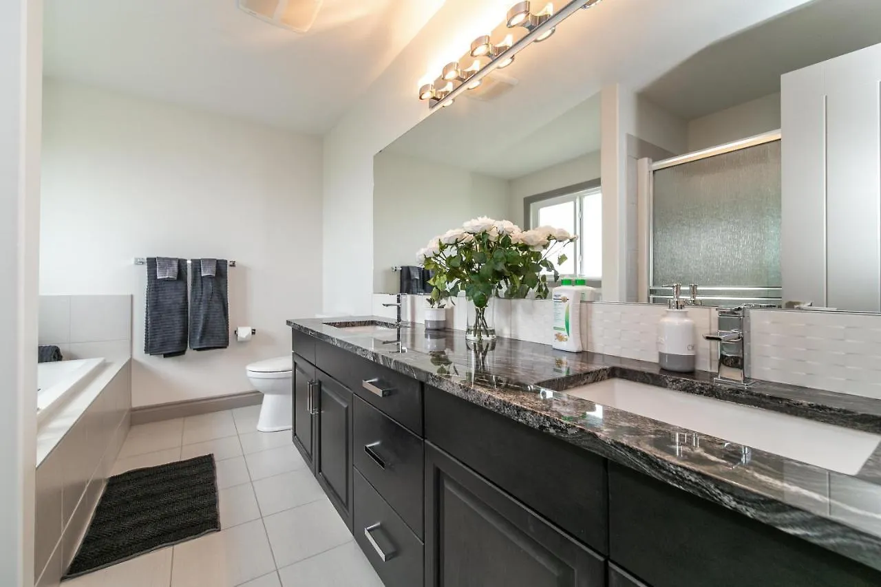 Lakeview Luxury Home - Double Garage Parking - Foosball Table - King Beds - Fast Wi-Fi -Free Netflix Edmonton Dom wakacyjny