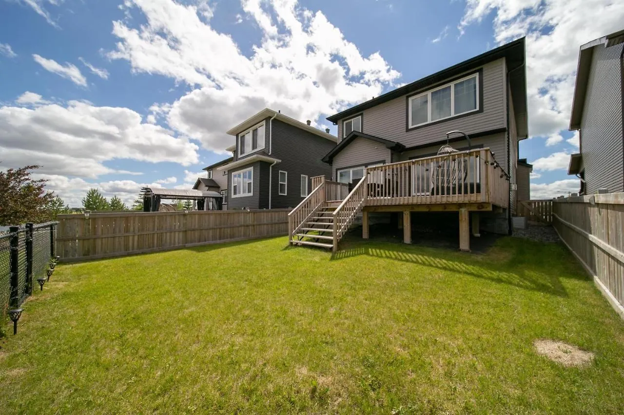Dom wakacyjny Lakeview Luxury Home - Double Garage Parking - Foosball Table - King Beds - Fast Wi-Fi -Free Netflix Edmonton