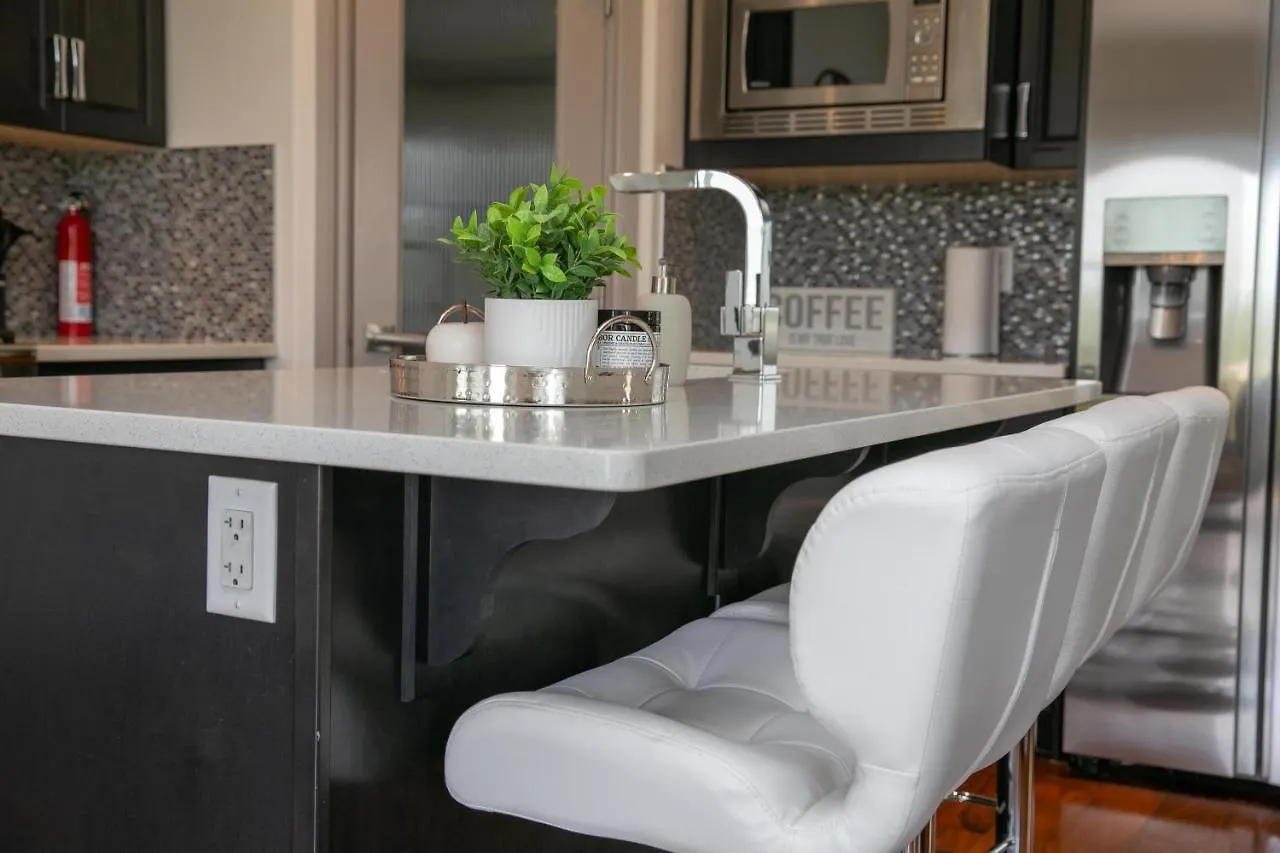 Lakeview Luxury Home - Double Garage Parking - Foosball Table - King Beds - Fast Wi-Fi -Free Netflix Edmonton 0*,