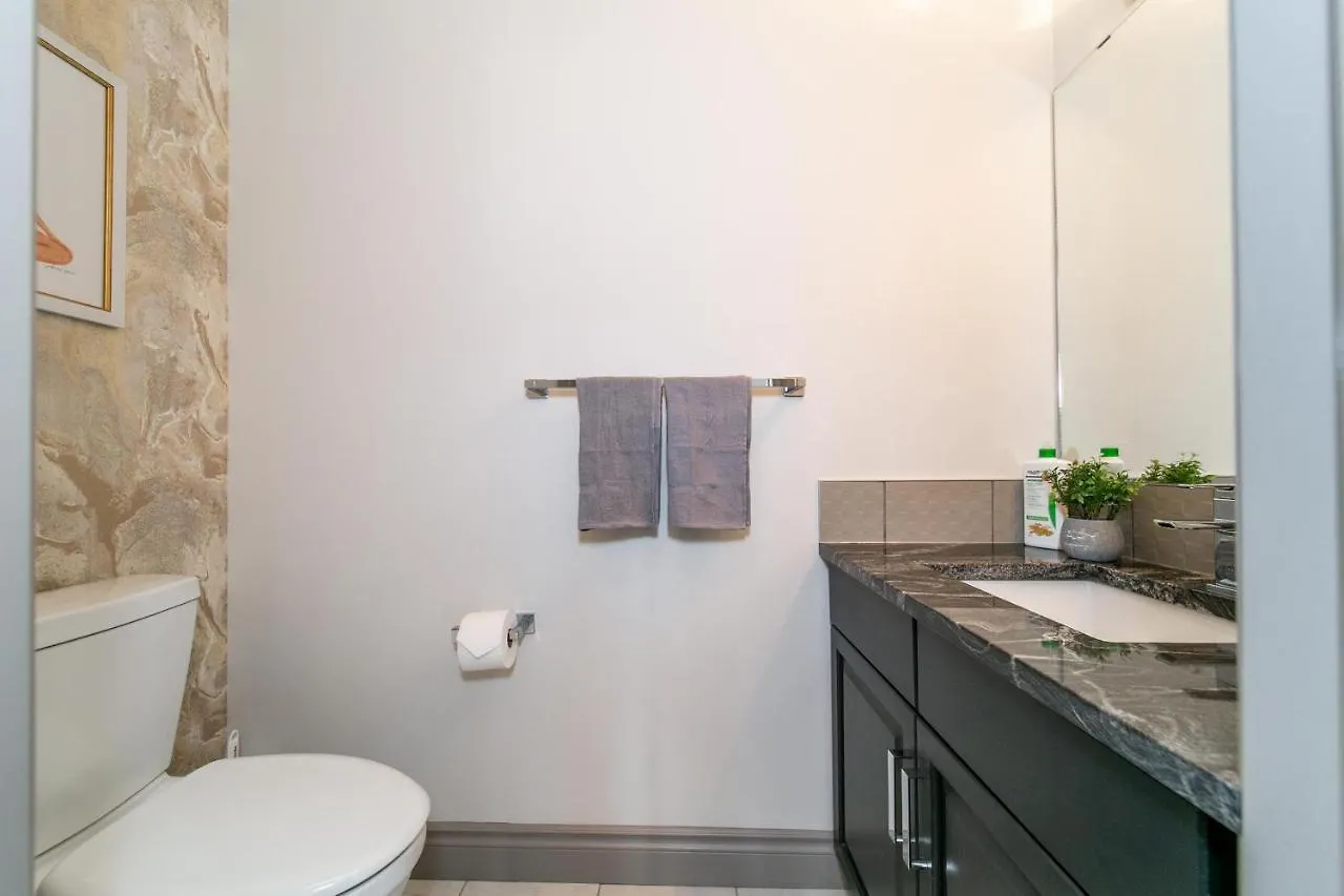 Lakeview Luxury Home - Double Garage Parking - Foosball Table - King Beds - Fast Wi-Fi -Free Netflix Edmonton Dom wakacyjny