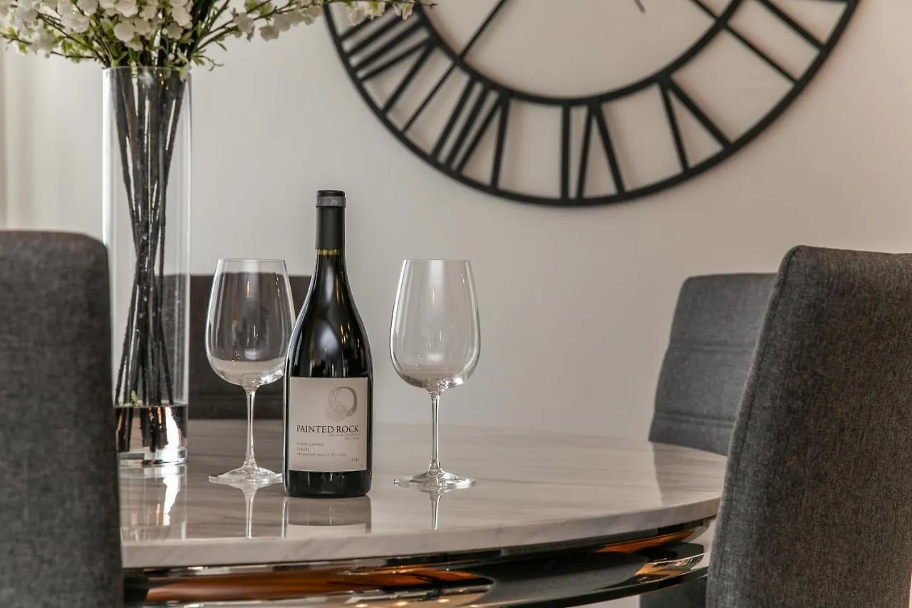 Lakeview Luxury Home - Double Garage Parking - Foosball Table - King Beds - Fast Wi-Fi -Free Netflix Edmonton