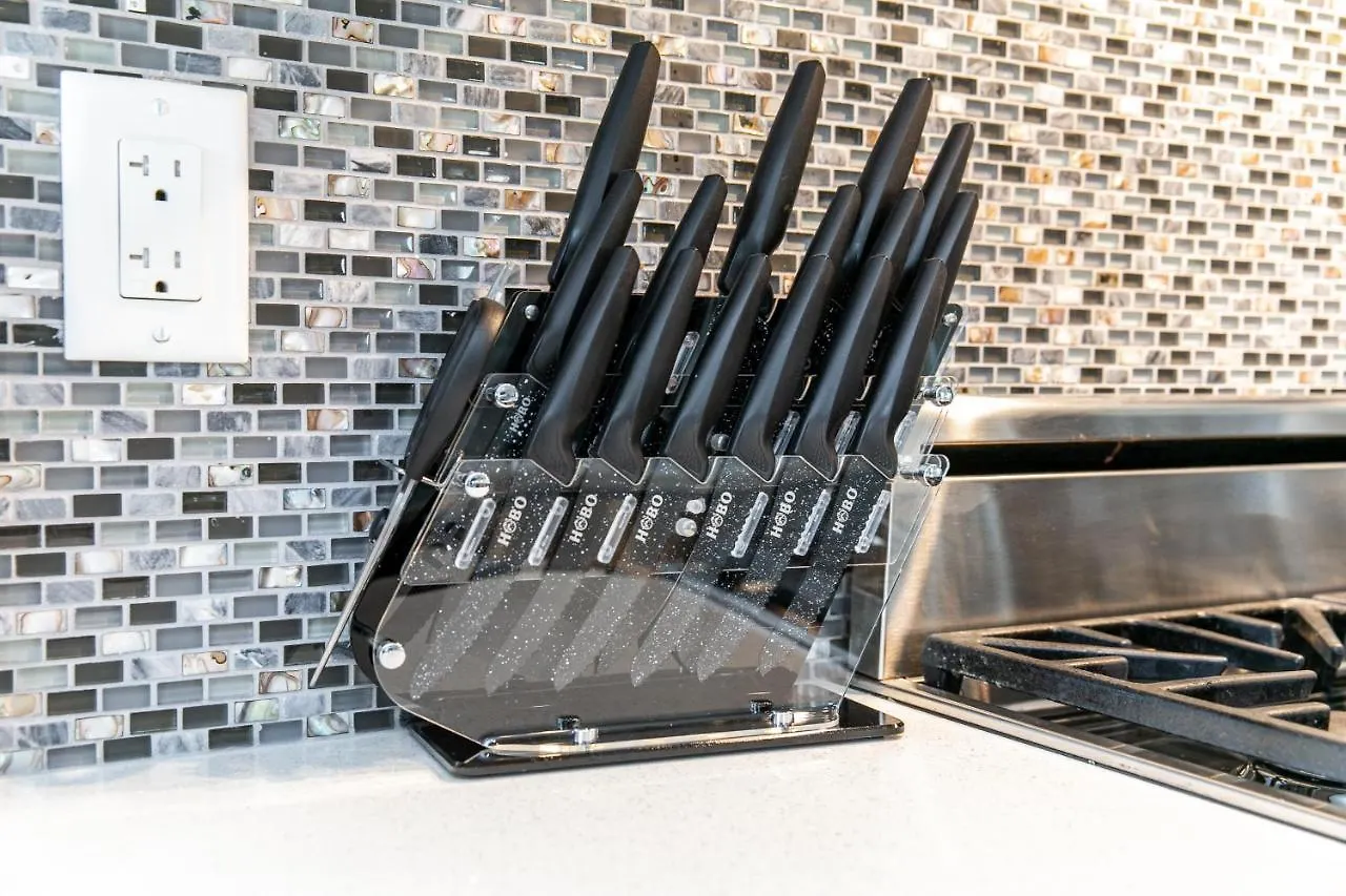 Dom wakacyjny Lakeview Luxury Home - Double Garage Parking - Foosball Table - King Beds - Fast Wi-Fi -Free Netflix Edmonton